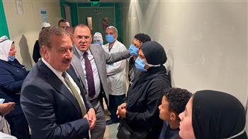 محافظ بورسعيد يزور المواطن " أبو عبده " الذي يعمل منجد ويوجه بتوفير الرعاية الطبية الكاملة بمستشفى السلام 