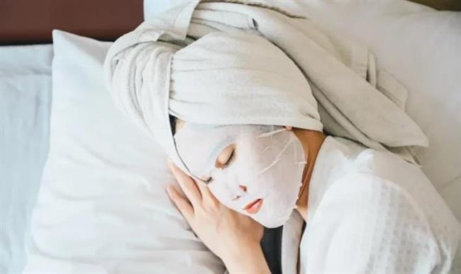 قناع النوم أم كريم الليل.. أيهما يمنحك بشرة أكثر إشراق صباحا؟