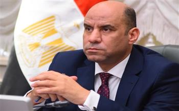وزير العمل يتابع حادث انقلاب سيارة تقل عمالًا بالجيزة ويوجه بسرعة حصر بيانات الضحايا للدعم والرعاية