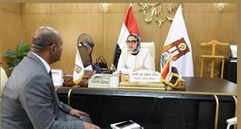 محافظ الوادي الجديد تلتقي مدير مديرية الشئون الصحية في أول يوم عمل له بالمحافظة