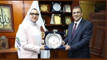 ​محافظ الوادي الجديد تكرّم مدير مديرية التربية والتعليم السابق