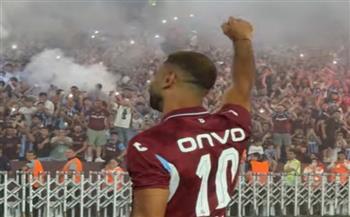 محمد صلاح يرد التحية لجماهير طرابزون في حفل تقديمه التاريخي