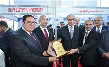 رئيس جامعة القاهرة يتفقد جناح الجامعة بمعرض «أخبار اليوم» للتعليم العالي