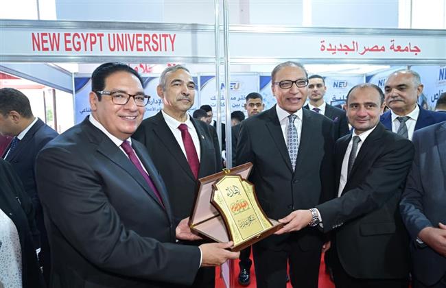 رئيس جامعة القاهرة يتفقد جناح الجامعة بمعرض «أخبار اليوم» للتعليم العالي