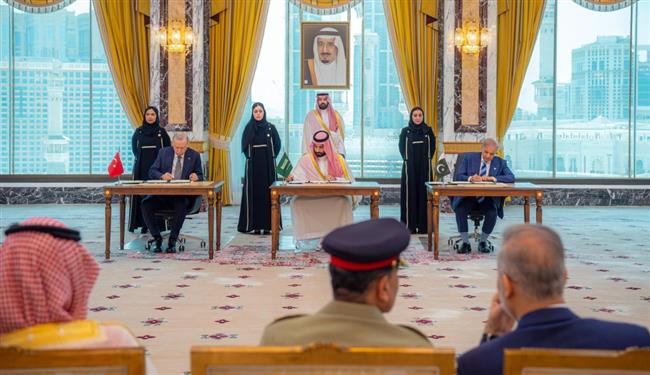 توقيع اتفاقية "مكة للدفاع المشترك" بين السعودية وتركيا وباكستان