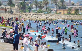إقبال كبير على شواطئ بورسعيد وبورفؤاد وسوق الأسماك الجديد وجبال الملح مع استمرار رحلات اليوم الواحد