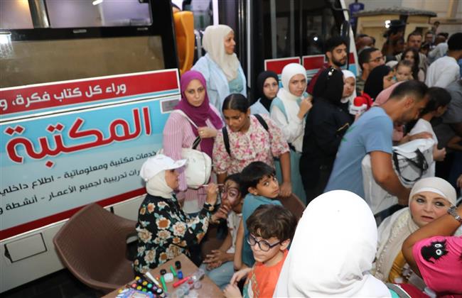 الثقافة تصل إلى الجمهور.. المكتبة المتنقلة بالزاوية الحمراء في «شارع الفن»