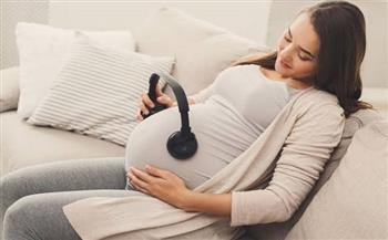 ماذا يسمع الجنين داخل الرحم؟.. تعرفي على مراحل تطور حاسة السمع لديه