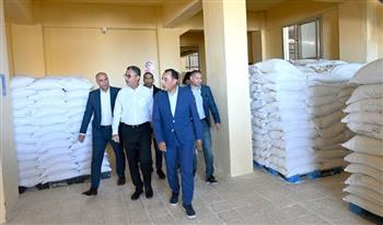 خلال جولته الموسعة بمطروح.. رئيس الوزراء يتفقد سير العمل بأحد مطاحن الدقيق
