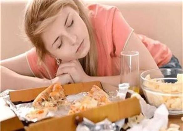 لراحة معدتك.. 5 عادات تخلصي منها بعد تناول الطعام