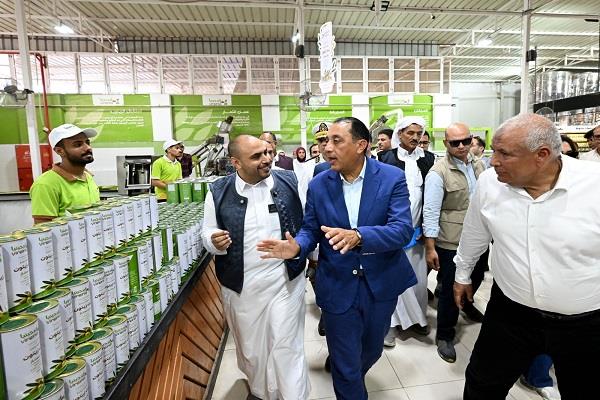 رئيس الوزراء يتفقد معصرة زيتون "فيرجينيا" المطورة بمحافظة مطروح