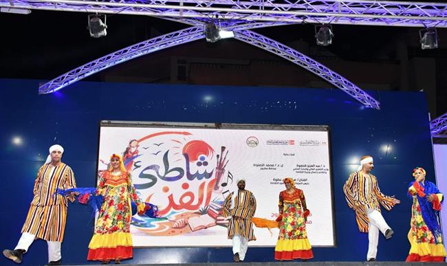 استعراضات من الفلكلور الصعيدي في ثامن ليالي "شاطئ الفن" بمطروح والتراث البدوي يزين معرض "كنوز مصر"