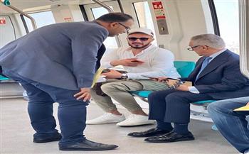 وزير العدل يستقبل المونوريل وسط المواطنين أثناء ذهابه لمقر الوزارة بالعاصمة الجديدة
