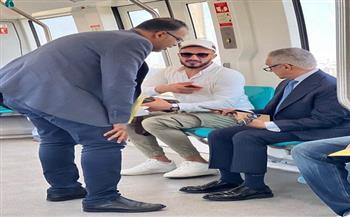 وزير العدل يستقبل المونوريل وسط المواطنين أثناء ذهابه لمقر الوزارة بالعاصمة الجديدة