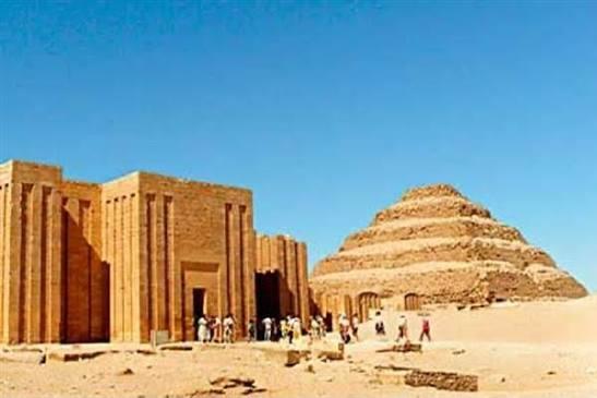 السياحة والآثار توضح حقيقة منع مواطن من إدخال العلم المصري إلى منطقة آثار سقارة