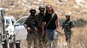 مستوطنون يهاجمون قرية المغير في رام الله.. والاحتلال الإسرائيلي يعتقل فلسطينيين