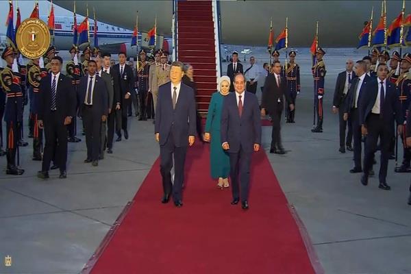 بث مباشر.. الرئيس السيسي يستقبل نظيره الصيني لدى وصوله مطار القاهرة الدولي