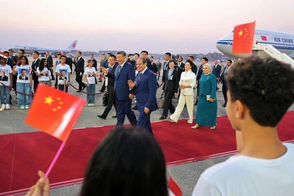 بحضور الرئيس السيسي.. أعلام مصر والصين تزين استقبال الرئيس شي جينبينج لدى وصوله القاهرة