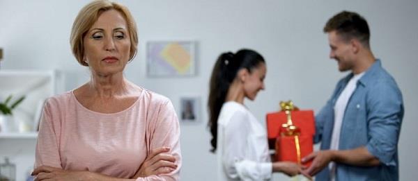 هل تتدخل حماتك في علاقتك بزوجك؟ علامات تستحق الانتباه