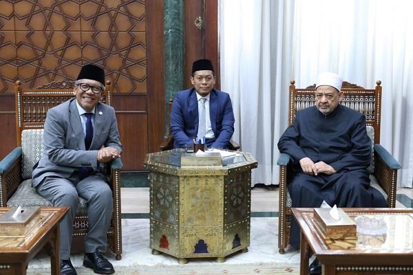 شيخ الأزهر يبحث مع السفير الإندونيسي بالقاهرة سبل تعزيز التعاون المشترك