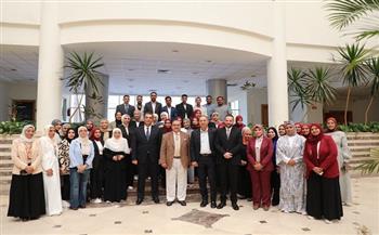 محافظ البحر الأحمر يلتقي أعضاء لجنة وزارة الاتصالات لمتابعة منحة التدريب التكنولوجي لشباب المحافظة