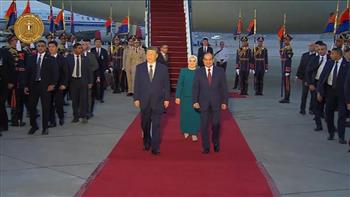 الرئيس السيسي وقرينته يستقبلان الرئيس الصيني وقرينته بمطار القاهرة