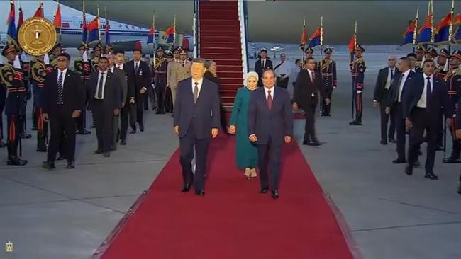 بحضور الرئيس السيسي.. أعلام مصر والصين تزين استقبال الرئيس شي جينبينج لدى وصوله القاهرة