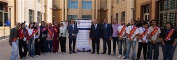 استعدادًا للعام الجامعي الجديد.. رئيس جامعة أسيوط الأهلية وسط الطلاب لمتابعة الكشف الطبي وتنظيم الاستقبال