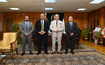 رئيس جامعة أسيوط يستقبل وفد البنك الأهلي المصري لبحث تعزيز الشمول المالي وتطوير الخدمات المصرفية الرقمية