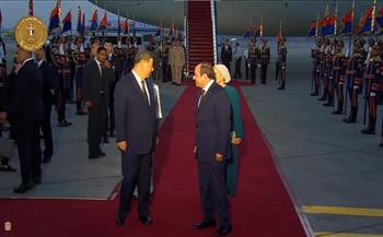 بحضور الرئيس السيسي.. أعلام مصر والصين تزين استقبال الرئيس شي جينبينج لدى وصوله القاهرة