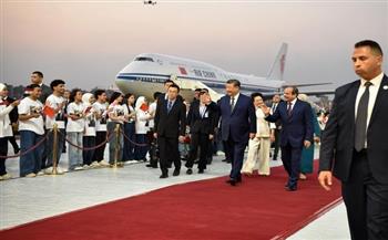 لدى وصوله إلى القاهرة.. احتشاد مواطنين مصريين وصينيين للترحيب بالرئيس شي جينبينج| صور