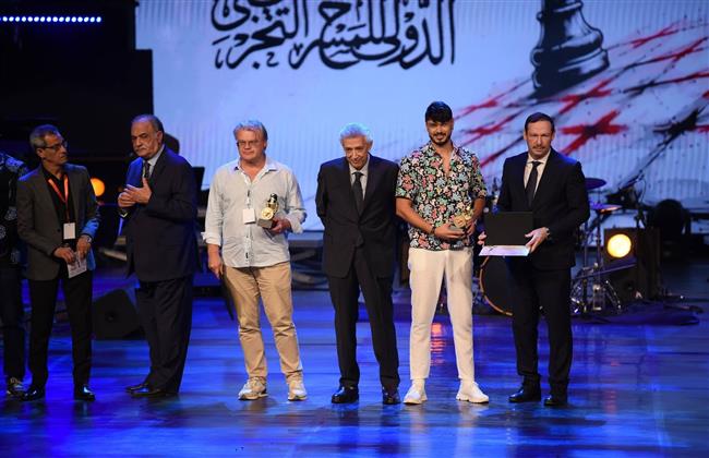 مهرجان القاهرة للمسرح الدولي التجريبي 33| تتوّيج التونسي طاهر عيسى بجائزة أفضل مخرج عن عرض «لا موضى» 