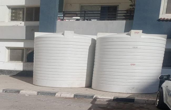 استجابة فورية لشكوى سكان مساكن الجلاء بالمنصورة.. استبدال خزانين مياه تالفين بتوجيهات محافظ الدقهلية