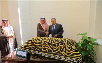 نبيل فهمي يتسلم قطعة من كسوة الكعبة المشرفة كهدية من المملكة العربية السعودية للجامعة العربية