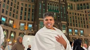 عمر كمال يؤدي مناسك العمرة
