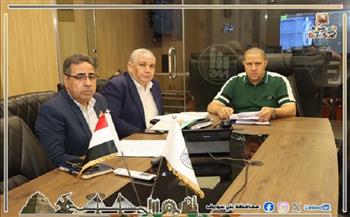السكرتير العام ببني سويف يشارك في اجتماع عبر الفيديو كونفرانس لمتابعة مشروعات الطرق ضمن «حياة كريمة»