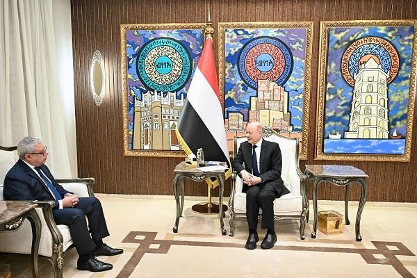 رئيس القيادة الرئاسي اليمني يشيد بدور مصر الريادي في المنطقة