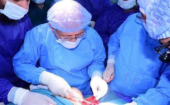 6 ساعات تحت الميكروسكوب.. رئيس جامعة سوهاج يقود جراحة دقيقة لإنقاذ ذراع شاب أصيب بالشلل الكامل