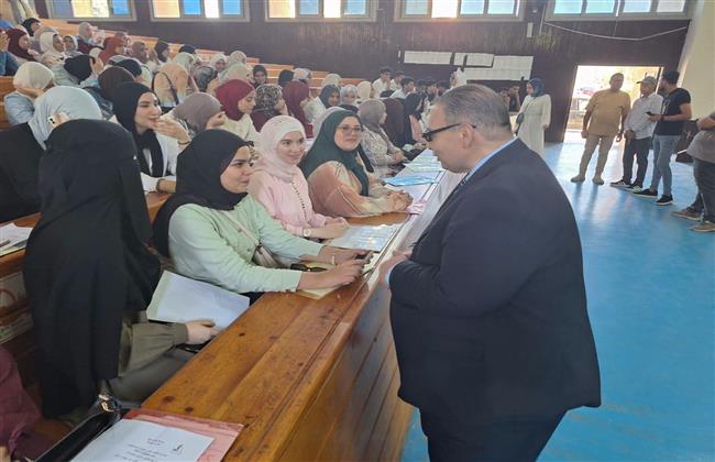 رئيس جامعة كفر الشيخ يواصل تفقد الكشف الطبي للطلاب الجدد