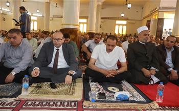محافظ سوهاج يؤدي صلاة الجمعة بمسجد النصر بطما ويلتقي المواطنين للاستماع إلى مطالبهم