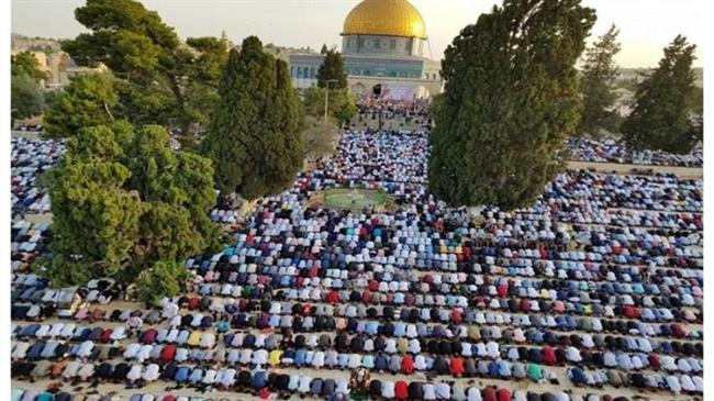 70 ألفا يؤدون الجمعة في الأقصى رغم إجراءات الاحتلال