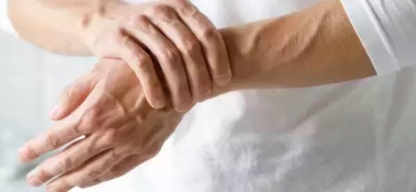 متى تصبح آلام المفاصل علامة تستدعي سرعة التوجه للطبيب؟
