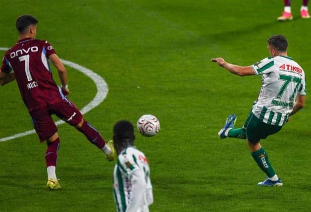 مواجهة مصرية.. انطلاق مباراة طرابزون وكونيا سبور في الدوري التركي 