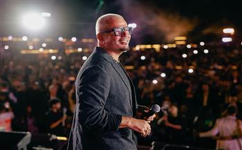 عمرو دياب يتألق في أحدث حفلاته وسط الآلاف من جمهوره