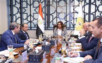 وزيرة التنمية المحلية والبيئة تتابع مع قيادات الوزارة نتائج زيارتها لفرع جهاز شئون البيئة بالقاهرة الكبرى