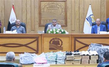 محافظ قنا: مبادرة "إلى المدرسة" توفر مستلزمات دراسية وكوبونات غذائية للأسر الأولى بالرعاية 