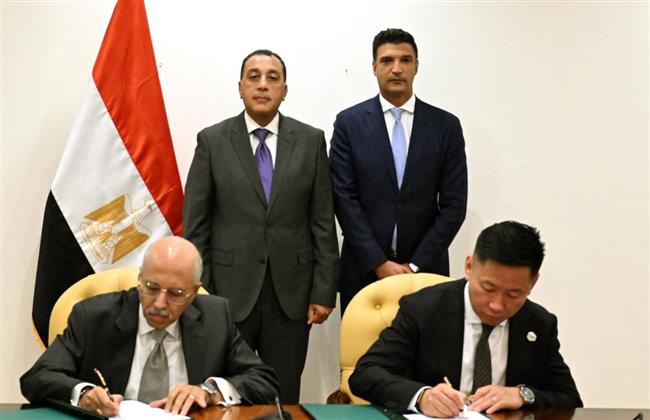 رئيس الوزراء يشهد مراسم توقيع عقد إنشاء مصنع لإنتاج البطاريات الكهربائية بمختلف أنواعها
