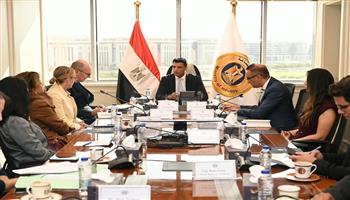وزير الصناعة يبحث مع البنك الأوروبي دعم الصناعة والطاقة المتجددة وترشيد المياه في مصر