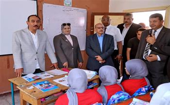 ​في أول أيام الدراسة.. محافظ سوهاج يتفقد المدارس ميدانيًا ويطمئن على انتظام العملية التعليمية
