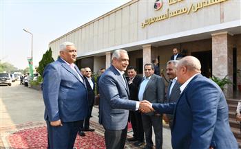 وزير الإنتاج الحربي يتفقد «أبو زعبل للكيماويات المتخصصة» ويشدد على توفير بيئة عمل آمنة